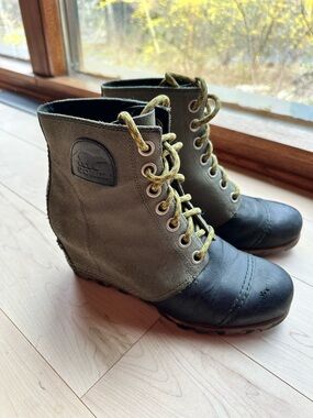 Sorel Women's Olive Green and Black Lace-Up Wedge Duck Boots